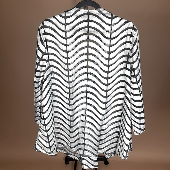 T&W Designs- Blouse Cover Large - Picture 2 of 4